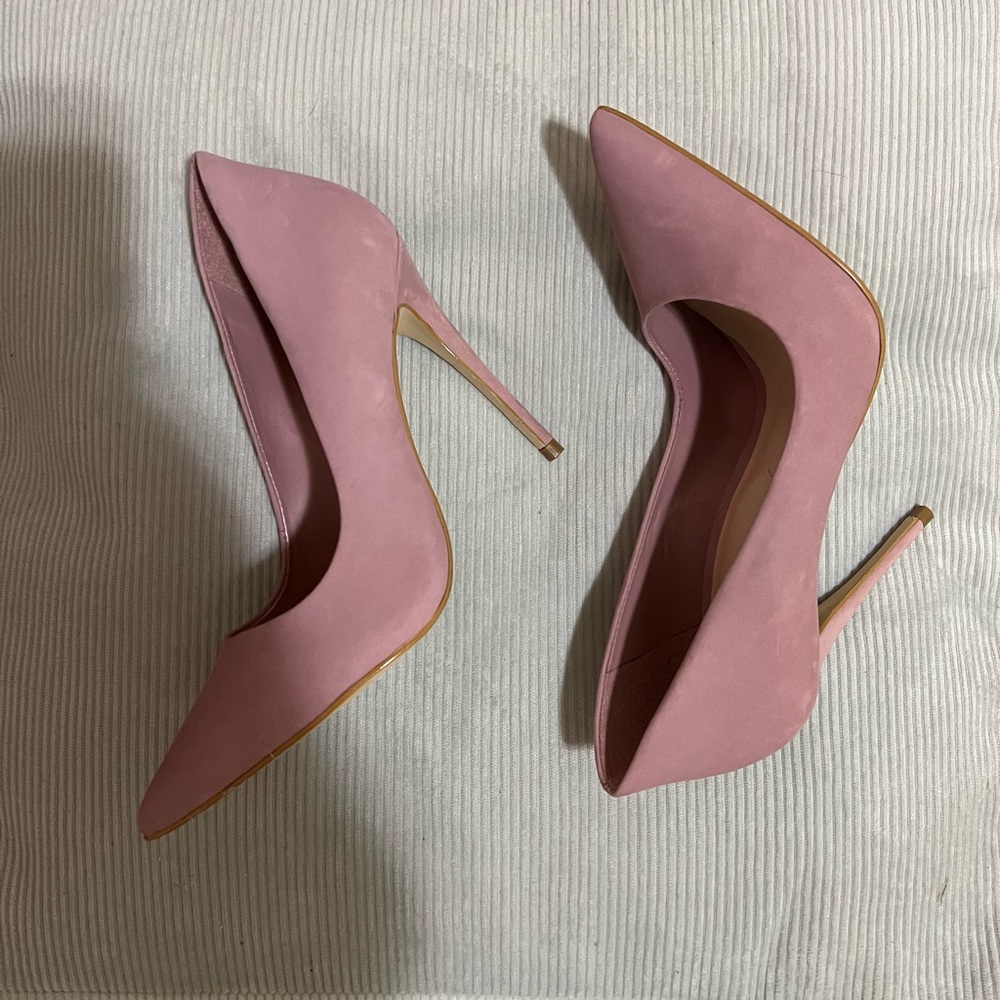 Glamorous Lavender Aldo Heel in size 6.